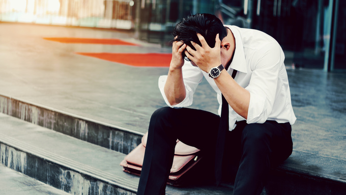 'Ich hätte lieber unrecht gehabt' / ©joyfotoliakid - stock.adobe.com, joyfotoliakid - stock.adobe.com Unemployed Tired or stressed businessman sitting on the walkway after work Stressed businessman concept