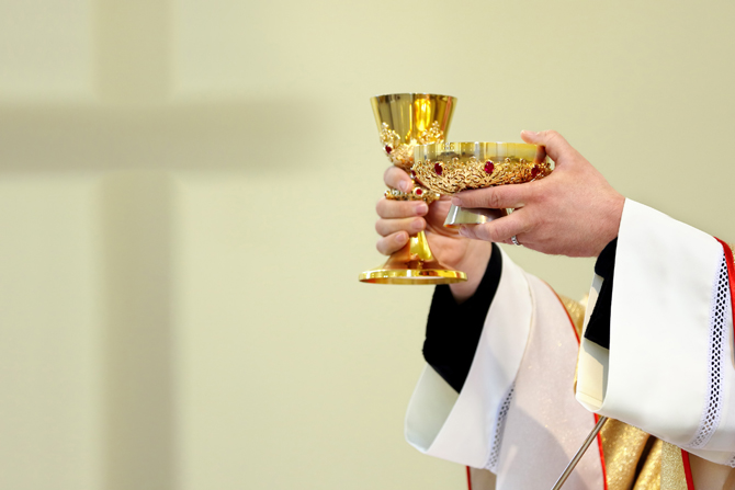 Priest celebrate a mass and holy communion at the church / ©wideonet Priest celebrate a mass and holy communion at the church
